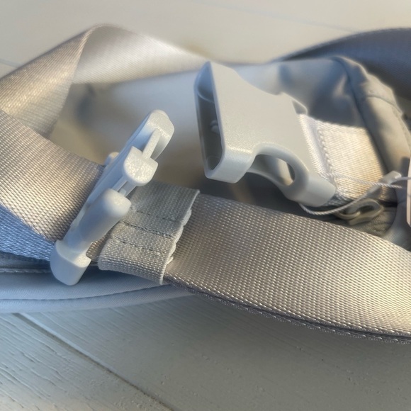 Lululemon NWOT Everywhere Belt Bag Vapor/
Persian Violet Rainbow Logo - Picture 7 of 15